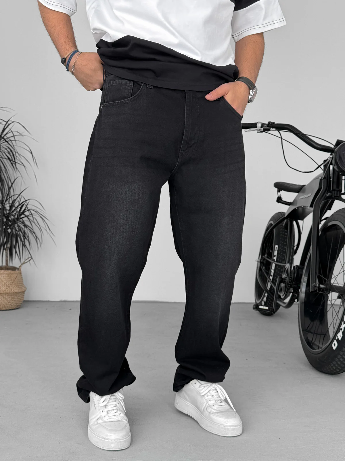 Black Relaxed Fit Denim Jeans - Premium Comfort